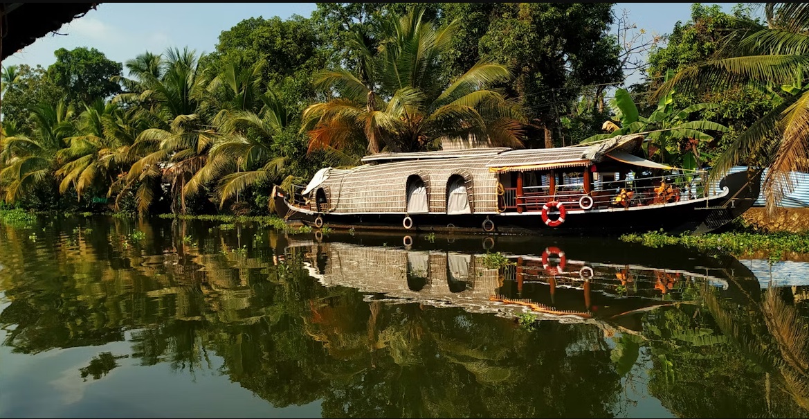 Kerala Backwaters Special — Munnar, Thekkady, Kumarakom & Alleppey (Standard)